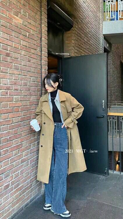 Korean Trench Coat Outfit Winter, Korean Style Trench Coat, Dark Academia Outfit Trench Coat, Trench Coat Korean Outfit, Korean Long Coat Outfit, Korean Trench Coat Outfit, Beige Coat Outfit Classy, Beige Coat Outfit Winter, Korean Trench Coat