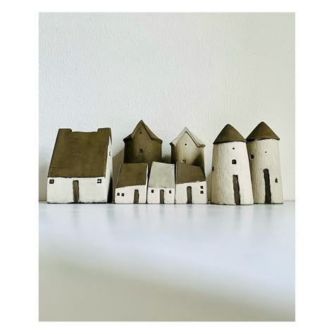 Ceramic House Template, Ceramic Houses Christmas, Pottery Houses, Clay Houses, Pottery Handbuilding, Clay Crafts Air Dry, Christmas Interiors, Pottery Crafts, Ceramics Pottery Art