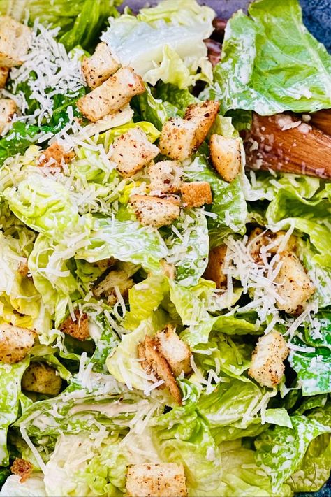 20 Minutes prep • Low FODMAP • Vegetarian • Serves 4 - 6 • Caesar salad is very simple to make and it’s a classic flavor that can be enjoyed with all kinds of different meals. Our version of the classic Caesar salad is, of course, low FODMAP, and very delicious! #ibsgamechanger #lowfodmapdiet #fodmap #lowfodmap #fodmapfriendly #lowfodmapfriendly #vegetarian #smokensanity #salad Low Fodmap Work Lunch, Meal Prep Low Fodmap, Low Fodmap Salad Recipes, Low Fodmap Salads, Low Fodmap Side Dishes, Low Fodmap Recipes Vegetarian, Salad Low Fodmap, Low Fodmap Salad, Low Fodmap Lunch