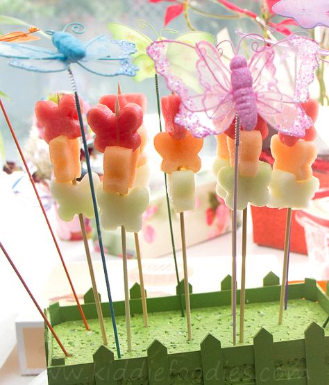 Sweet butterfly fruit skewers Butterfly Snacks For Kids, Butterfly Snack Table, Butterfly Party Snacks, Butterfly Dessert Ideas, Butterfly Party Food, Butterfly Desserts, Woodland Food, Fruit Butterfly, Butterfly Fruit