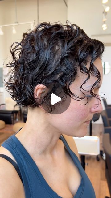 Textured Curly Bob, Curly Pixie Bob Haircut, Short Wavy Bob Haircuts, Curly Hair No Layers, Curly Bob Haircut, French Bob Curly Hair, Curly French Bob, Short Wavy Bob, Wavy Bob Haircuts