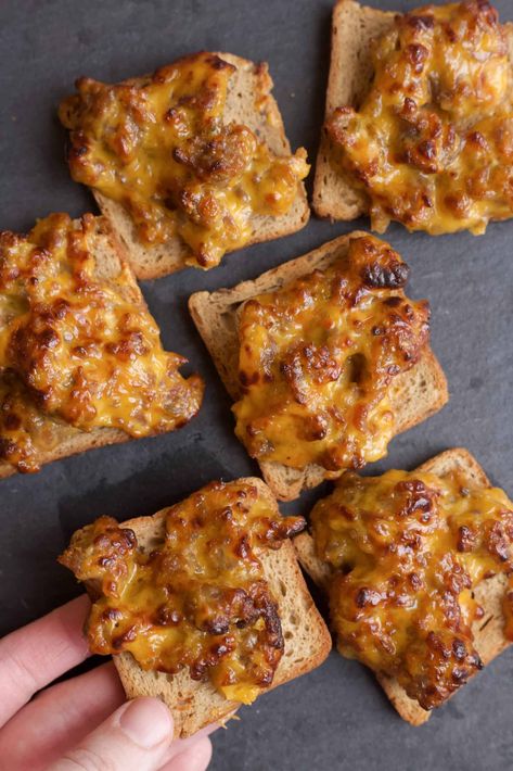 Apps With Sausage, Sausage And Cheese On Rye Bread, Pizza Rye Recipe, Rye Party Bread Appetizers, Mini Rye Bread Pizzas, Little Rye Bread Appetizers, Rye Bread Party Pizza, Rye Bread Appetizer Snacks, Party Rye Pizza Recipe