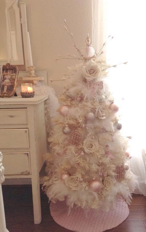 Cute Christmas Tree Decor, White And Pink Christmas, White Christmas Tree Ideas Pink, Bedroom Tree, White Christmas Tree With Pink Ornaments, White Christmas Tree Pink Decorations, Small Christmas Tree Aesthetic, Small White Christmas Tree Ideas, Pink And White Christmas Tree