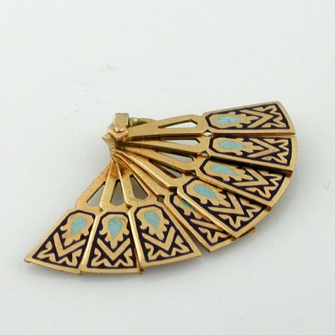 18K Gold Enameled Folding Ladies Hand Fan Vintage Movable Charm.... Antique Objects, Retro Elements, Diy Vintage Decor, Fan Jewelry, Key Art, Vintage Charm Bracelet, Hand Fans, Keys Art, Gold Charms