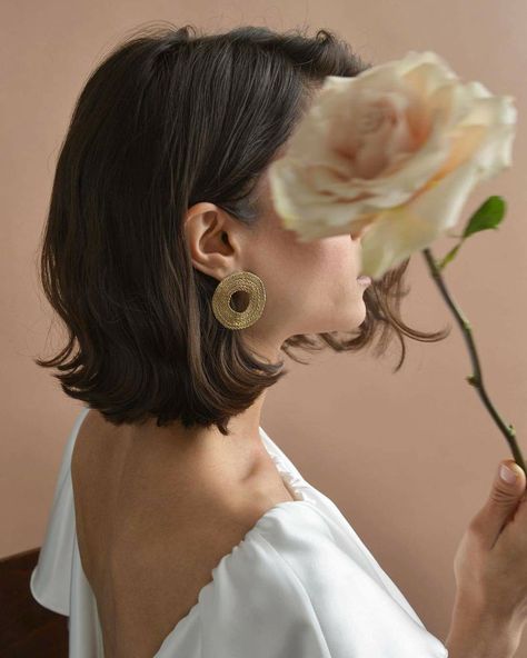 Jewellery Photography Inspiration, Jewelry Product Shots, Creative Jewelry Photography, Jewelry Photography Styling, 사진 촬영 포즈, Self Portrait Photography, Jewelry Photoshoot, Pinterest Hair, Foto Tips