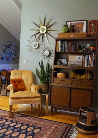 Comfy Mid Century Living Room, Retro Living Room 1960s, 1950s Style Living Room, Retro Mid Century Modern Living Room, Mid Century Modern Old World, Small Mid Century Living Room Ideas, 1970s Aesthetic Living Room, Cottagecore Mid Century, Mid Century Boho Home