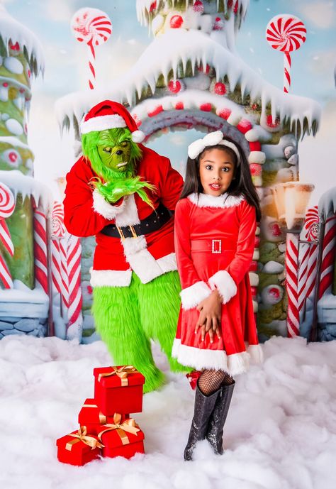 Grinch Inspired Photoshoot, Grinch Themed Family Pictures, Grinch Themed Photo Shoot, Grinch Christmas Family Photo, Grinch Photoshoot, Funny Grinch Photoshoot, Grinch Pictures With Kids, Monster Photos, Christmas Shoot