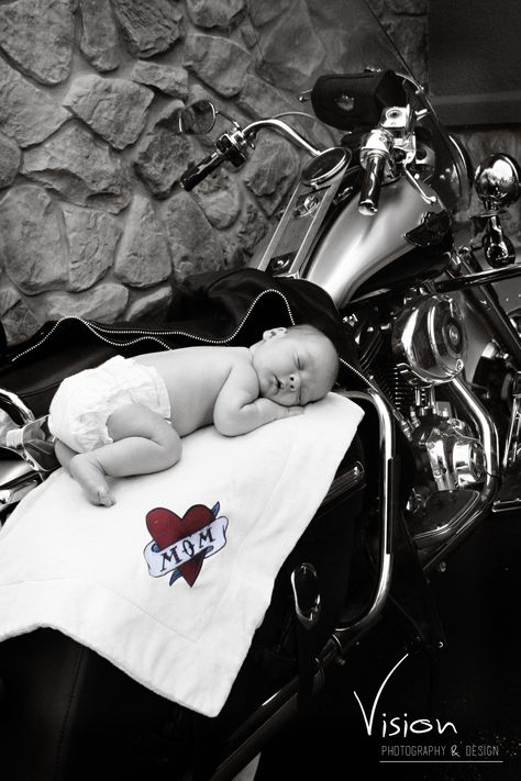 Harley Davidson motorcycle newborn portrait Motocykle Harley Davidson, Harley Baby, Biker Baby, Motorcycle Baby, Harley Davidson Baby, Newborn Photography Boy, Cool Baby, Newborn Portrait, Harley Davidson Motorcycle