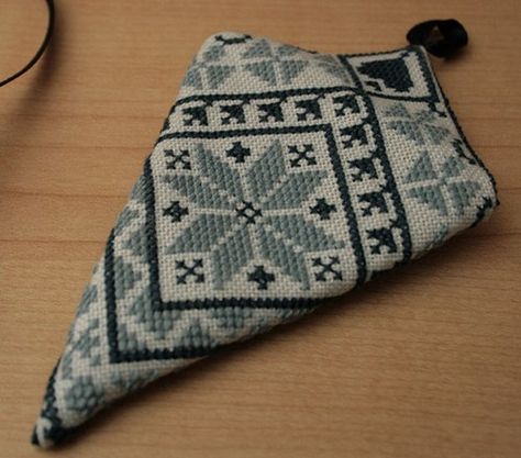 Scissor Case Tutorial, Scissor Case Pattern, Scissor Fobs, Scissor Case, Vintage Sewing Notions, Cross Stitch Freebies, Ethnic Bag, Blackwork Embroidery, Needle Books