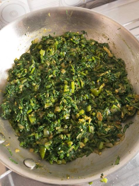 All about Saag & easy saag recipe (Indian spiced spinach) - Everyday Nourishing Foods Saag Bhaji Recipe, Spinach Saag Recipe, Indian Spinach Recipes, Tofu Saag, Spinach Indian Recipes, Paneer Saag, Curried Spinach, Wild Spinach, Frozen Spinach Recipes