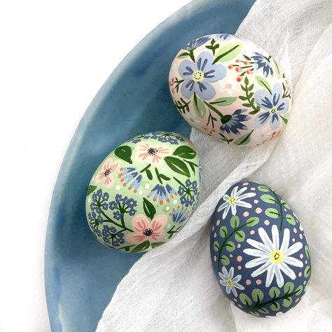 Hand Painted Wooden Eggs, Wooden Egg Painting Ideas, Painted Wooden Eggs, Hand Painted Easter Eggs, Hand Painted Eggs, Resurrection Eggs, Wooden Easter Eggs, Diy Frühling, Easter Egg Art