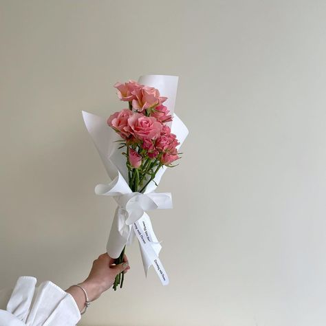 Mini Floral Bouquets, Small Flower Bouquet Aesthetic, Mini Roses Bouquet, Mini Bouquet Flowers, Small Rose Bouquet, Mini Rose Bouquet, Mini Flower Bouquet, Small Bouquet Of Flowers, Single Flower Bouquet