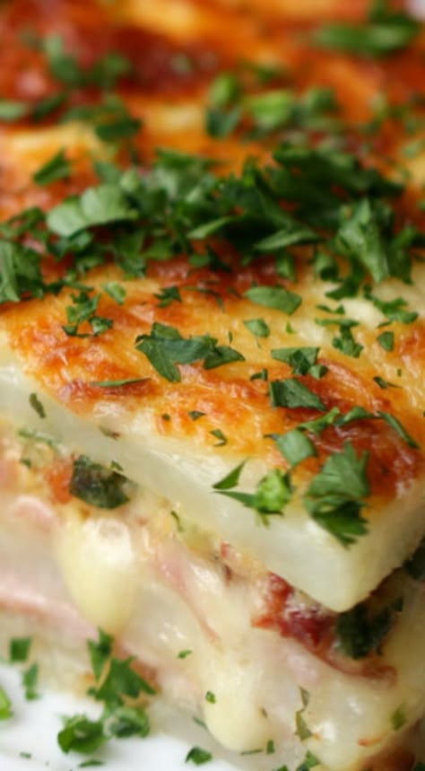 Potato Lasagna ~ Layered Ham And Cheese Potato Bake Potato Lasagna, Bien Tasty, Potato Bake, Low Carb Vegetarian Recipes, Cheese Potatoes, Hash Browns, Ham Recipes, Lasagna Recipe, Potato Dishes