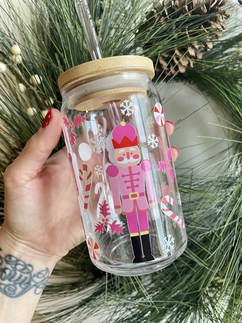 Christmas Cups Ideas, Diy Glass Cup Design, Pink Christmas Tumbler, Christmas Cup Designs, Christmas Cup Ideas, Christmas Glass Cups, Matcha Lover, Iced Beverages, Pink Nutcracker