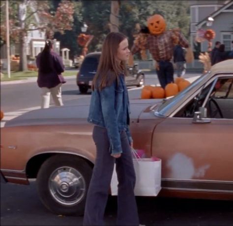 Rory Gilmore Fall Aesthetic, Stars Hollow Fall, Gilmore Girls Fall Aesthetic, Rory Gilmore Outfits, Gilmore Girls Autumn, Fall Aesthetic Pictures, Gilmore Girls Fall, Gilmore Aesthetic, Rory Gilmore Style