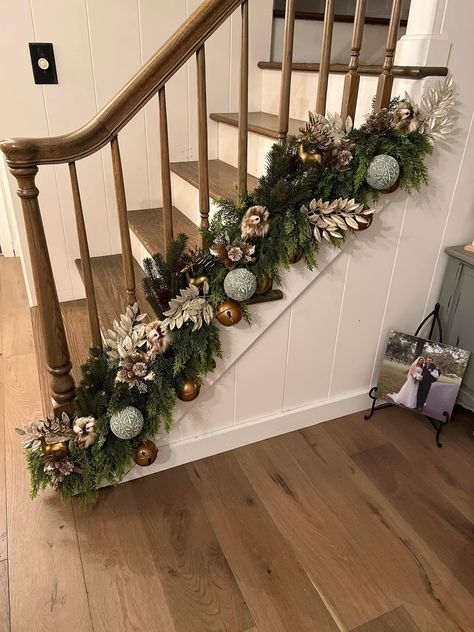 Bannister Decorations Christmas, Christmas Decor On Stairs Railings, Stair Christmas Decorating Ideas, Staircase Railing Christmas Decor, Stairs Decoration Christmas, Stairway Garland Christmas Railings, Christmas Railing Decor Indoor, Christmas Staircase Decor Banisters, Christmas Fireplace Mantle Decorations