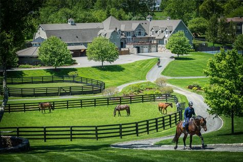 Homes that Embody the Equestrian Spirit Ridgefield Connecticut, Dream Horse Barns, Dream Stables, Horse Barn Plans, Riding Arenas, Equestrian Estate, Equestrian Facilities, Photographie Portrait Inspiration, Dream Barn