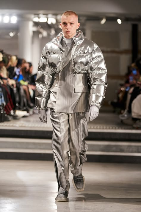 VTMNTS Fall/Winter 2022 Paris Fashion Week Show | HYPEBEAST Futuristic Mens Fashion, Retro Future Fashion, Silver Outfits, Gender Fluid Fashion, Sci Fi Fashion, Space Fashion, Space Outfit, Monochrome Fashion, Beachwear Fashion