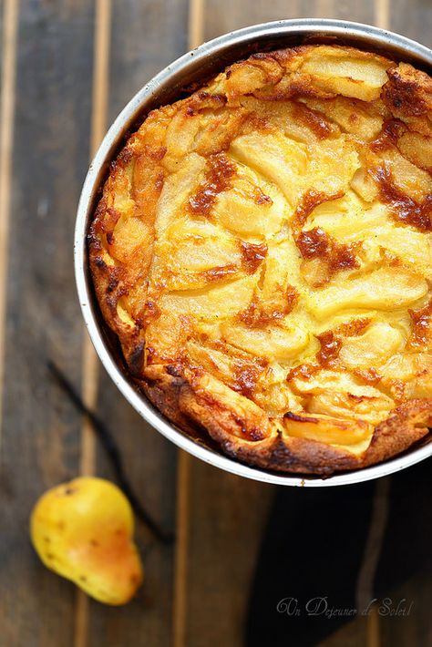 Flognarde aux poires Tout le monde connait le clafoutis et le far breton mais la flognarde ou flaugnarde, un gâteau semblable (entre le far et le clafoutis), originaire du Limousin, mérite aussi le détour. Je vous présente donc la flognarde aux poires, un gâteau extrêmement moelleux, doux que nous adorons… Thermomix Desserts, Dessert For Two, Pear Recipes, French Dessert, French Cooking, Great Desserts, Fruit Desserts, Sweet Savory, Apple Recipes