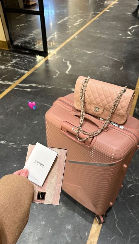 Vacation Bags For Women, Luggage Aesthetic Airport, Luggage Aesthetic, Pink Luggage, Luxury Luggage, Airport Aesthetic, Travel Picture Ideas, Dream Vision Board, Life Vision Board