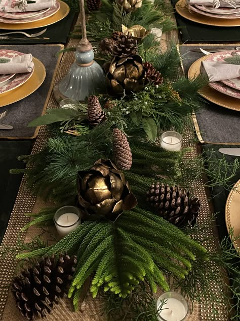 Green And Gold Christmas Table Decor, Gold And Green Christmas Decor, Green And Gold Christmas Table, Hunter Green Christmas Decor, Copper Christmas Decor, Copper Christmas, Christmas Dinner Party, Christmas Decor Inspiration, Holiday Tablescapes