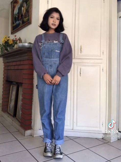 Denim Dungarees Outfit, Artsy Outfit Aesthetic, All Stars Outfit, Dungarees Outfit, Dungaree Outfit, Outfit Midsize, Overalls Fashion, Overall Outfit, Artsy Outfit