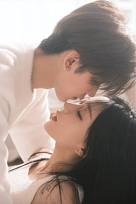 Sweet Korean Couple, Asian Couple Kiss, Sweet Couple Aesthetic, Sweet Couple Kiss, Korean Couple Photoshoot, Romantic Photoshoot, Couple Poses Reference, Home Decor Painting, Ulzzang Couple