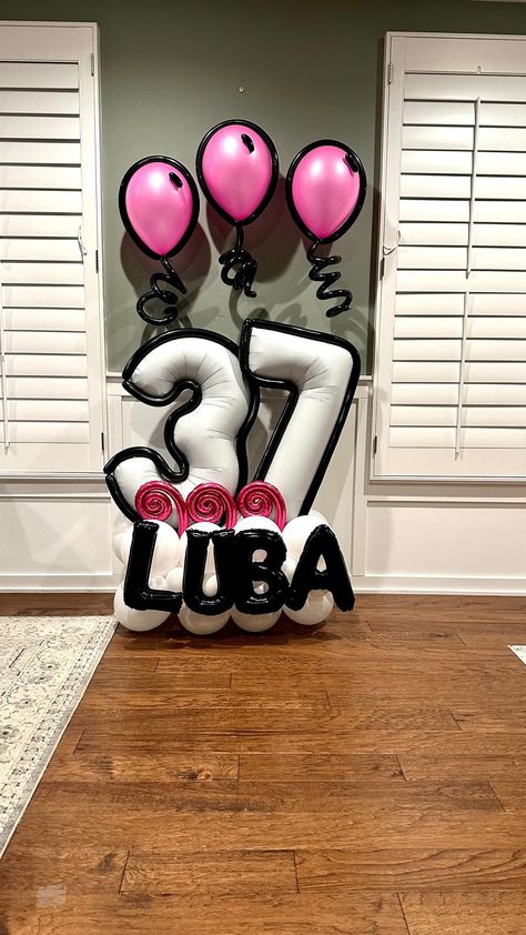 Victoria Dzierza | 🖤 Comic Balloons 🖤 Cartoon balloons, comic balloons, or 2D balloons? No matter what you want to call them they really do have a cool… | Instagram Gaming Balloon Bouquet, Birthday Balon, Movie Balloons, Birthday Balloon Ideas, Decorate Balloons, Character Balloons, Cartoon Balloons, Comic Balloon, 21 Balloons