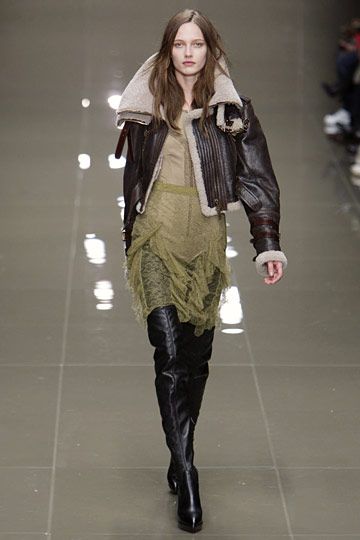 Burberry Prorsum Fall 2010 Fur Collar Outfit, Shearling Jacket Outfit, Jacket Outfit Women, Aviators Women, Double Collar, Sheepskin Jacket, Burberry Prorsum, Fur Coats Women, Jacket Outfit