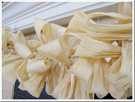 Corn husk garland  http://www.domestically-speaking.com/2010/09/countdown-to-fall-party-corn-husk.html Fall Garland Ideas, Corn Husk Crafts, Corn Husk Wreath, Fall Party Decorations, Corn Husk Dolls, Garland Ideas, Indian Corn, Harvest Party, Fall Garland