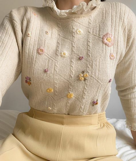 Cottagecore Fashion, Look Retro, Embroidery On Clothes, White Sweater, Outfits Casuales, Parisian Style, Look Cool, Aesthetic Fashion, Look Fashion