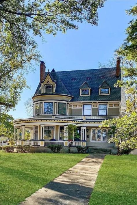 1891 Victorian For Sale In Sedalia Missouri Victorian Portico, Victorian Homes Layout, Victorian America, Country Victorian Homes, Small Victorian Homes, New Victorian Homes, 1890s House, Small Victorian House, Brick Victorian Homes