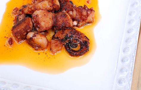 Canned octopus with piment d'espelette for a simple, delicious tapa. Spanish Octopus Recipe, Cinnamon Chicken, Octopus Recipes, Entree Recipes, Spanish Style, Fish And Seafood, Mouth Watering, Octopus, New Recipes