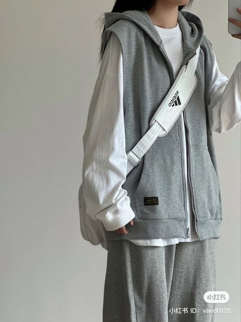 Docs And Sweatpants, Costco Clothes, Outfits With Grey Sweatpants, Korean Streetwear Fashion, Baggy Outfit Ideas, Boyish Outfits, Outfit Adidas, Korean Casual Outfits, Baggy Clothes