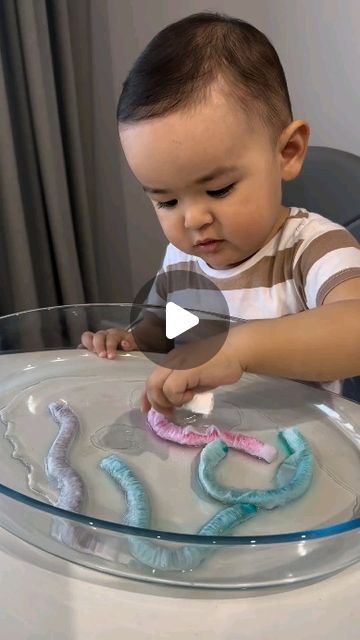 Sasha Blanchard on Instagram: "So much fun watching little hands turn paper into wiggly worms! This experiment is a must-try! 🐛 ( Cc @gulnurzhumagali ) ⠀ ⠀ SHARE 👉👉👉 ✨SHARE 👉👉👉✨⠀ ⠀ ⠀ What do you think of this activity? Would your child enjoy this? Leave a comment down below. ⬇️⬇️⬇️🙂⠀⠀⠀⠀ ⠀⠀⠀⠀⠀ ⠀ ⠀ ⁣➡️ Like ❤️, Share 👥, and Save this post for later! 👉⁣⠀⠀⠀⠀ ⠀⠀⠀⠀ ⁣⁣🌺If you have a child's heart, you will also have their mind. 🌺⠀⠀⠀⠀ ⠀ Follow @gulnurzhumagali for more fun ideas like this one 💁‍♀️ ⠀ ⠀ ⠀ ⠀ ⠀ #scienceexperiment #familyfun #familytime #sciencefun" Worm Crafts, Baby Montessori, Montessori Science, Science Experiments, Fun Science, Family Time, Cool Watches, Parenting Hacks, Kids And Parenting