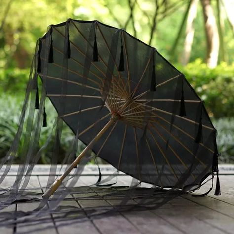 Umbrella Outfit, Oil Paper Umbrella, Chinese Umbrella, Cute Umbrellas, Japanese Umbrella, Ancient Costume, Black Umbrella, Paper Umbrellas, Elements Of Nature