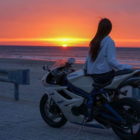 Motor Balap, Xe Ducati, Biker Photoshoot, Bike Aesthetic, Motorcycle Aesthetic, Biker Aesthetic, Bike Photoshoot, Motorbike Girl, Pretty Bike