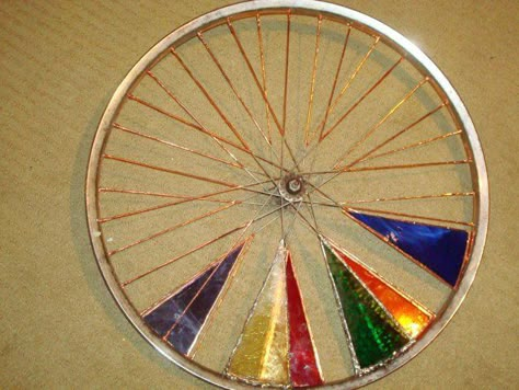 Stained Glass Garden, Garden Spinners, Glass Art Techniques, Stained Glass Supplies, Painted Glass Art, Glass Garden Art, Bicycle Wheel, Stained Glass Diy, Bicycle Art