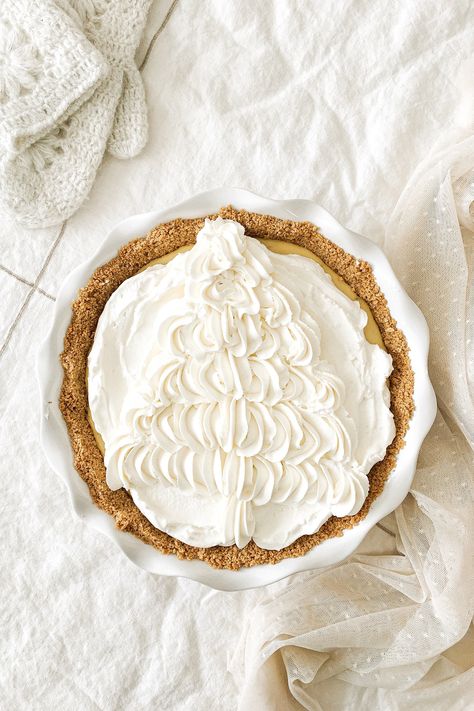 A delicious key lime pie recipe that's tart, sweet and creamy, decorated with a whipped cream Christmas tree. A perfect pie for your holiday baking! Winter Baking Ideas, Citrus Pie, Lime Sour Cream, Sour Cream Pie, Easy Key Lime Pie, Key Lime Recipes, Recipes Winter, Key Lime Pie Easy, From Scratch Recipes