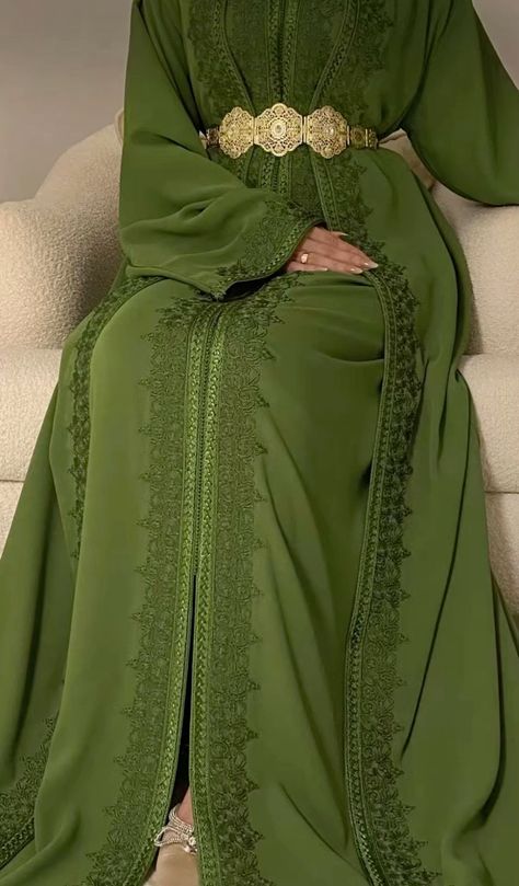 Moroccan Abaya Kaftan, Moroccan Kaftan Dress Simple, Green Wedding Abaya, Moroccan Caftan Simple, Green Dress Modest, Morroco Outfits, Caftan Simple Chic, Caftan Dress Moroccan, Moroccan Caftan Wedding