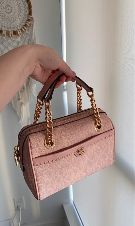 Michael Kors Outfits, Cute Purses Aesthetic, Michael Kors Aesthetic, Michael Kors Purse Outfit, Michael Kors Bag Outfit, Aesthetic Purses, Purses Aesthetic, Pink Michael Kors Purse, Aesthetic Purse