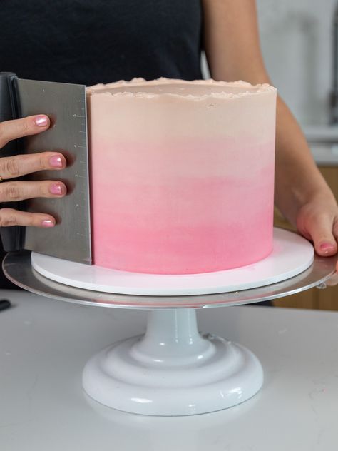 Ombre Cake Recipe, How To Ombre Icing Cake, Buttercream Pink Cake, Ombre Cake How To, Frosted Birthday Cakes, Pink Cake Frosting, Ombre Cake Icing, Red And Pink Ombre Cake, Pink Gradient Cake