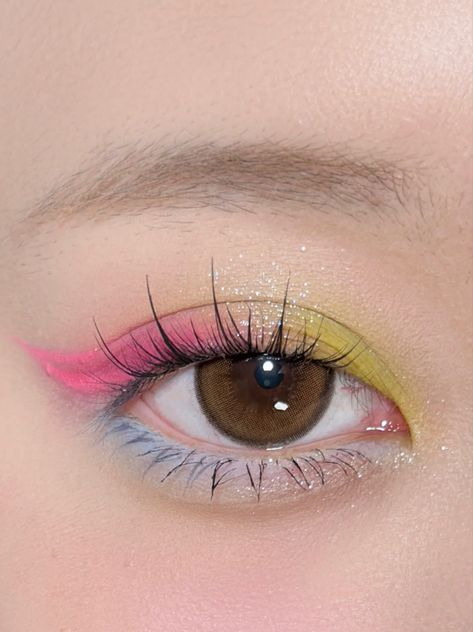 Colorful Hooded Eye Makeup, Funky Eyeshadow, Eyeliner For Round Eyes, Makeup For Round Eyes, Douyin Makeup, Hooded Eye Makeup, Colorful Eye Makeup, Colored Eyeliner, Peinados Fáciles Para Cabello Corto