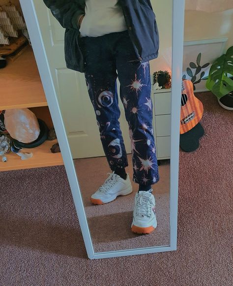 Bleach Dye Pants Design, Bleach Painting Sweatpants, Black Pants Bleach Art, Bleach Dyed Pants, Black Jeans Bleach Art, Bleach Paint Pants, Bleach Painting Pants, Bleach Art Pants, Jean Bleach Designs