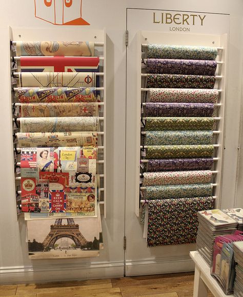 Wrapping Paper Display, Blanket Display, Small Shop Design, Display Ladder, Gift Bag Organization, Gift Shop Interiors, Gift Shop Displays, Paper Display, Wrapping Station