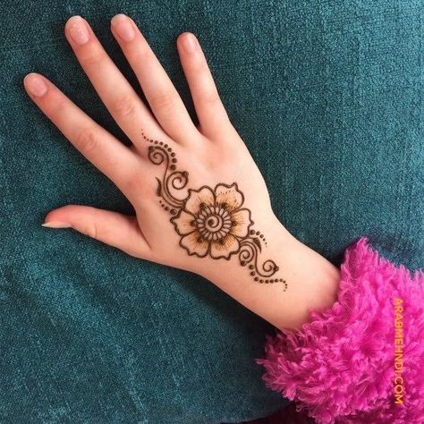 Henna Designs Kids, Henna Kids, Makeover Photoshoot, Small Henna Tattoos, Small Henna Designs, Kids Henna, Inai Pengantin, Cute Henna Designs, Henna Designs For Kids