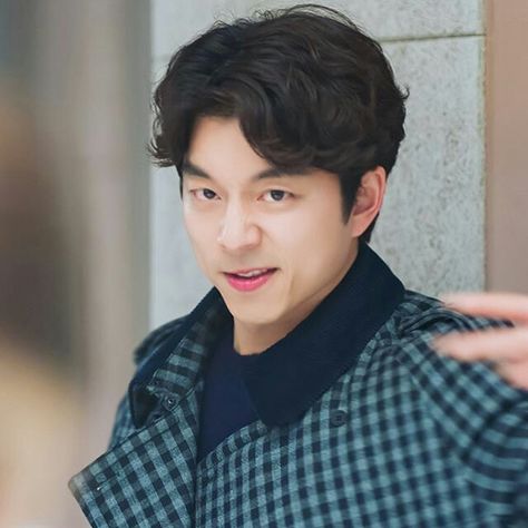 Gong Yoo Wallpaper, Gong Yoo Goblin, Goblin Gong Yoo, Giving Flowers, Angry Face, Wallpaper Cute, Cute Smile, Gong Yoo, Funny Faces