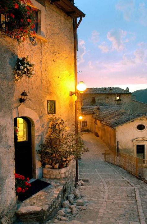 Abruzzo Italy, Beaux Villages, Dream Destinations, Toscana, Italy Travel, Dream Vacations, Beautiful World, Old Town, Tuscany