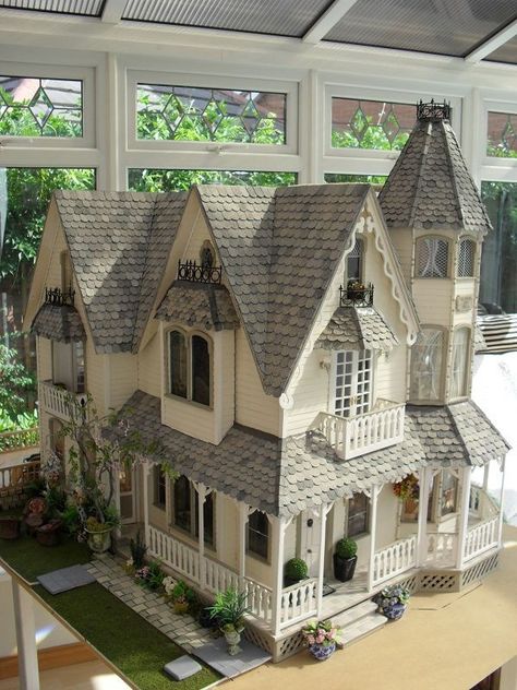 Doll House Plans, Victorian Dollhouse, Casa Vintage, Victorian Dolls, Miniature Rooms, Miniature Houses, Miniature House, Sims House, Fairy Houses