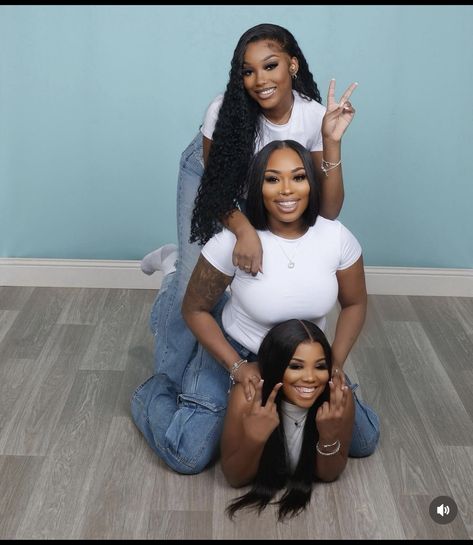 Black Best Friend Photoshoot, Girlfriends Photoshoot, Mom Daughter Photos, Sibling Photo Shoots, Group Picture Poses, Sisters Photoshoot Poses, Friendship Photoshoot, Graduation Photography Poses, Sisters Photoshoot